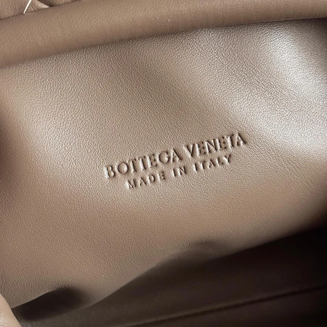 Batch 1880 BOTTEGA VENETA LAUREN 1980 small clutch bag is new! The small size that many people squat on is finally here. The self-adjustable zipper is a highlight of this bag. After being removed, it can be used as a handbag for important occasions. One bag unlocks two carrying methods at the same time. It is practical and has a unique sense of structure and beautiful lines. It is more elegant than a small cloud. It is a tribute to the classics and the pursuit of modernity. Style number: 804038 Size: 27*15*8cm